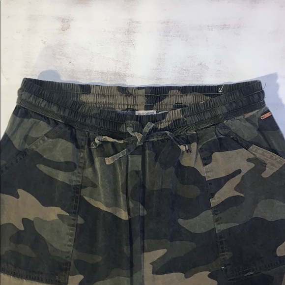 High-Waist Camo Jogger - Picture 2 of 3